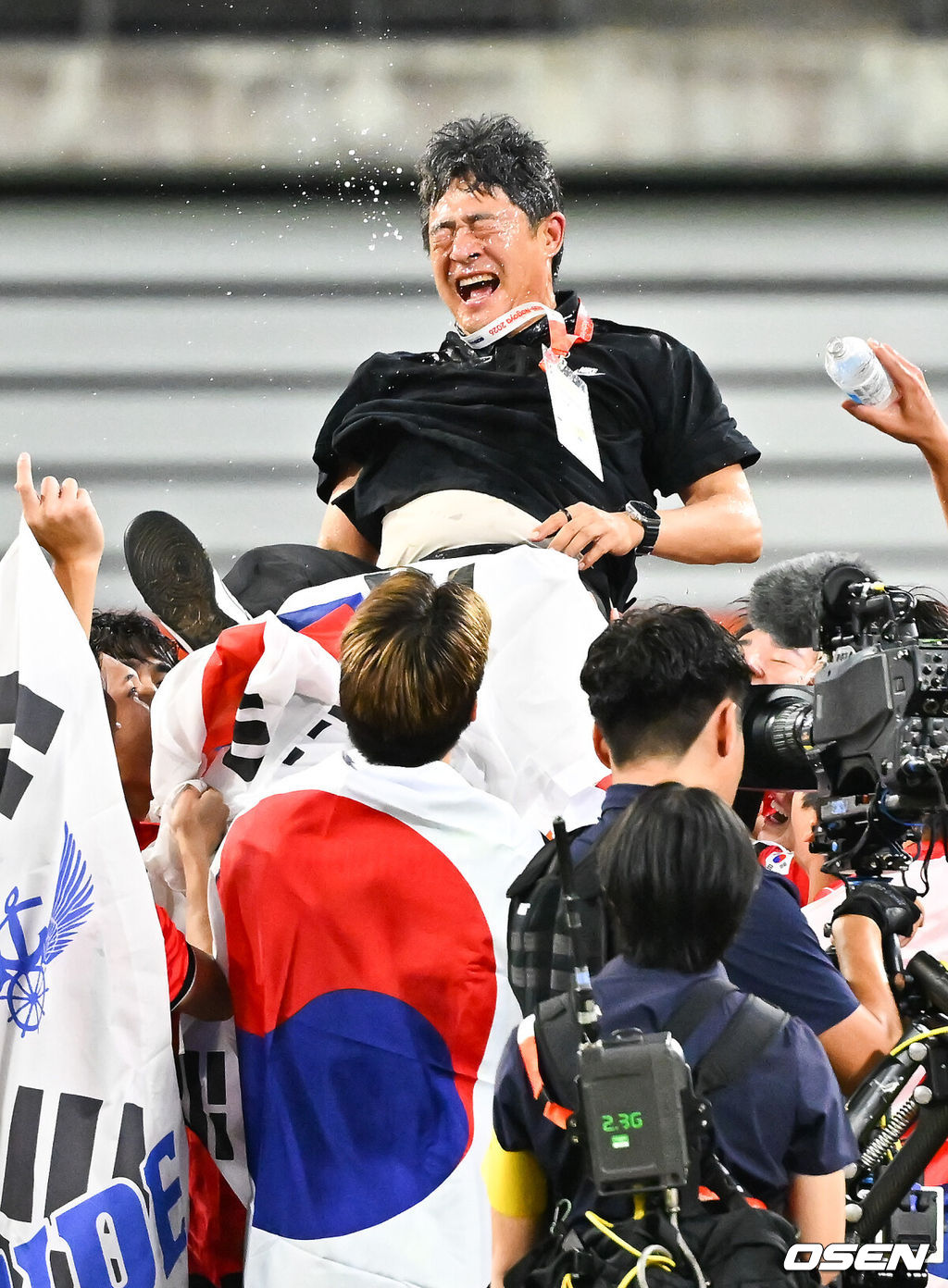 미쳤다! 엄지성(24, 스완지 시티)이 결승골로 한국축구를 살렸다. 이민성 감독이 이끄는 U23 남자축구대표팀은 3일 오후 7시 30분 나고야 스타디움에서 개최된 아이치-나고야 아시안게임 2026 결승전에서 엄지성의 결승골이 터져 숙적 일본을 1-0으로 제압했다. 축구대표팀 이민성 감독이 헹가래를 받고 있다     2026.10.03 /  soul1014@osen.co.kr