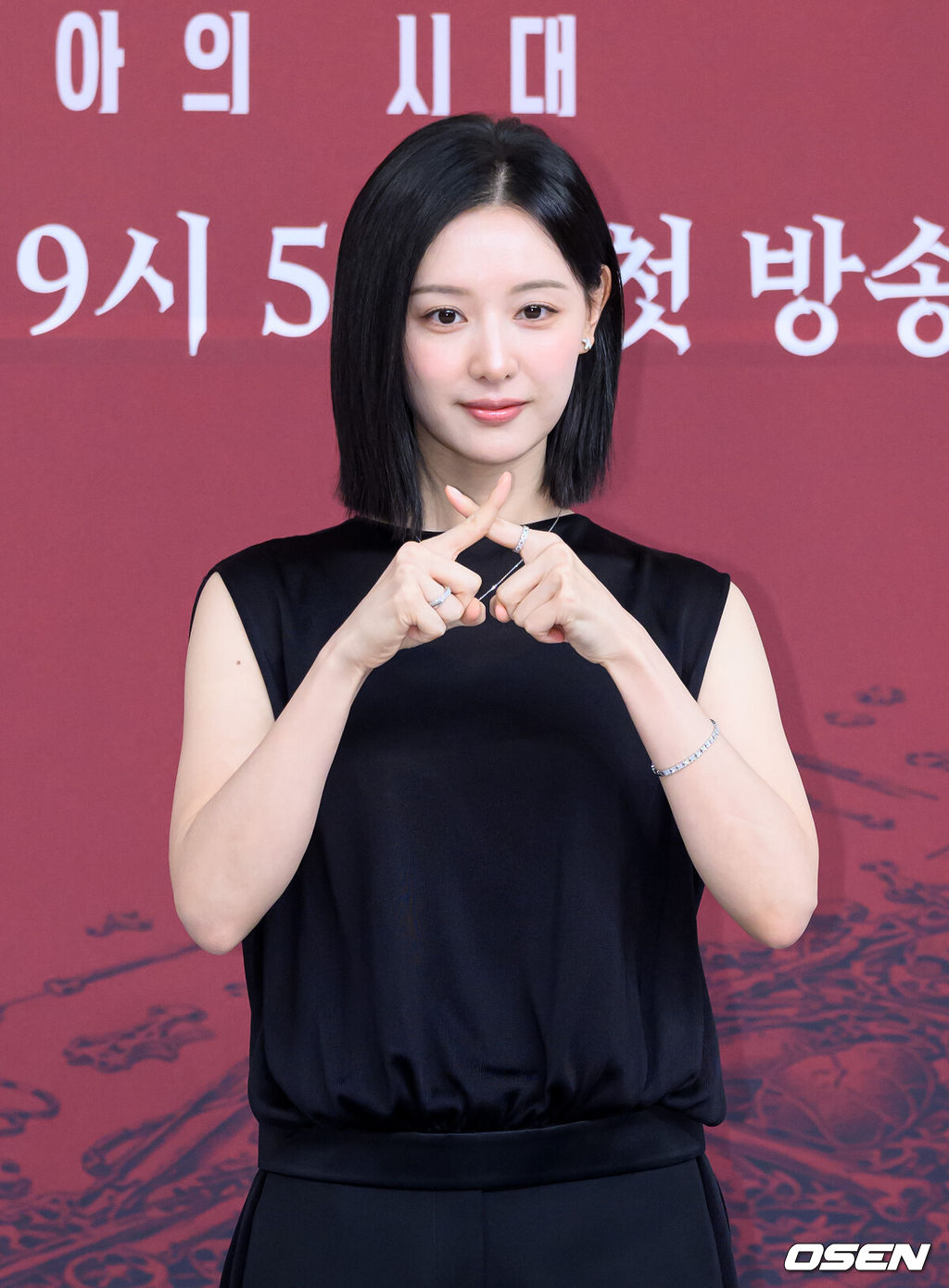 7일 오후 서울 목동SBS에서 SBS 금토드라마 ‘닥터X : 하얀 마피아의 시대’ 제작발표회가 열렸다.‘닥터X : 하얀 마피아의 시대’(연출 이정림, 극본 편성근, 제작 스튜디오S·스튜디오드래곤·하이지음스튜디오)는 실패도, 타협도 모르는 천재적인 수술 실력으로 거대한 부조리를 깨부수는 ‘수술방의 미친 계’, 닥터X 계수정의 활약을 그린 사이다 메디컬 느와르로 10월 9일 오후 9시 50분 첫 방송된다.배우 김지원이 포토타임을 가지고 있다. 2026.10.07 /sunday@osen.co.kr