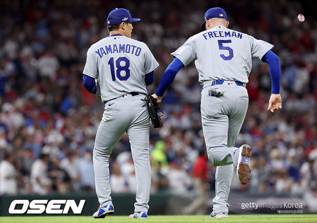[사진] LA 다저스 야마모토 요시노부가 5회 이닝을 마친 뒤 프레디 프리먼과 기뻐하고 있다. ⓒGettyimages(무단전재 및 재배포 금지)