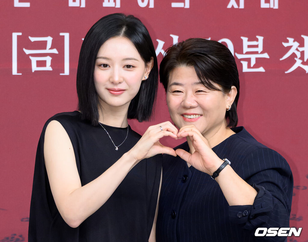 7일 오후 서울 목동SBS에서 SBS 금토드라마 ‘닥터X : 하얀 마피아의 시대’ 제작발표회가 열렸다.‘닥터X : 하얀 마피아의 시대’(연출 이정림, 극본 편성근, 제작 스튜디오S·스튜디오드래곤·하이지음스튜디오)는 실패도, 타협도 모르는 천재적인 수술 실력으로 거대한 부조리를 깨부수는 ‘수술방의 미친 계’, 닥터X 계수정의 활약을 그린 사이다 메디컬 느와르로 10월 9일 오후 9시 50분 첫 방송된다.배우 김지원, 이정은이 포토타임을 가지고 있다. 2026.10.07 /sunday@osen.co.kr