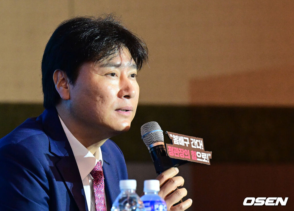 2026-2027 시즌 프로배구 여자부 미디어데이가 7일 서울 강남구 청담동 리베라호텔에서 열렸다.‘HK흥국금융 2026~2027 V-리그’는 오는 10월 31일 개막한다. 남자부 대한항공-현대캐피탈, 여자부 GS칼텍스-한국도로공사의 개막전을 시작으로 6개월간의 대장정에 돌입한다.정관장 권순찬 감독이 간담회를 하고 있다. 2026.10.07 / jpnews@osen.co.kr
