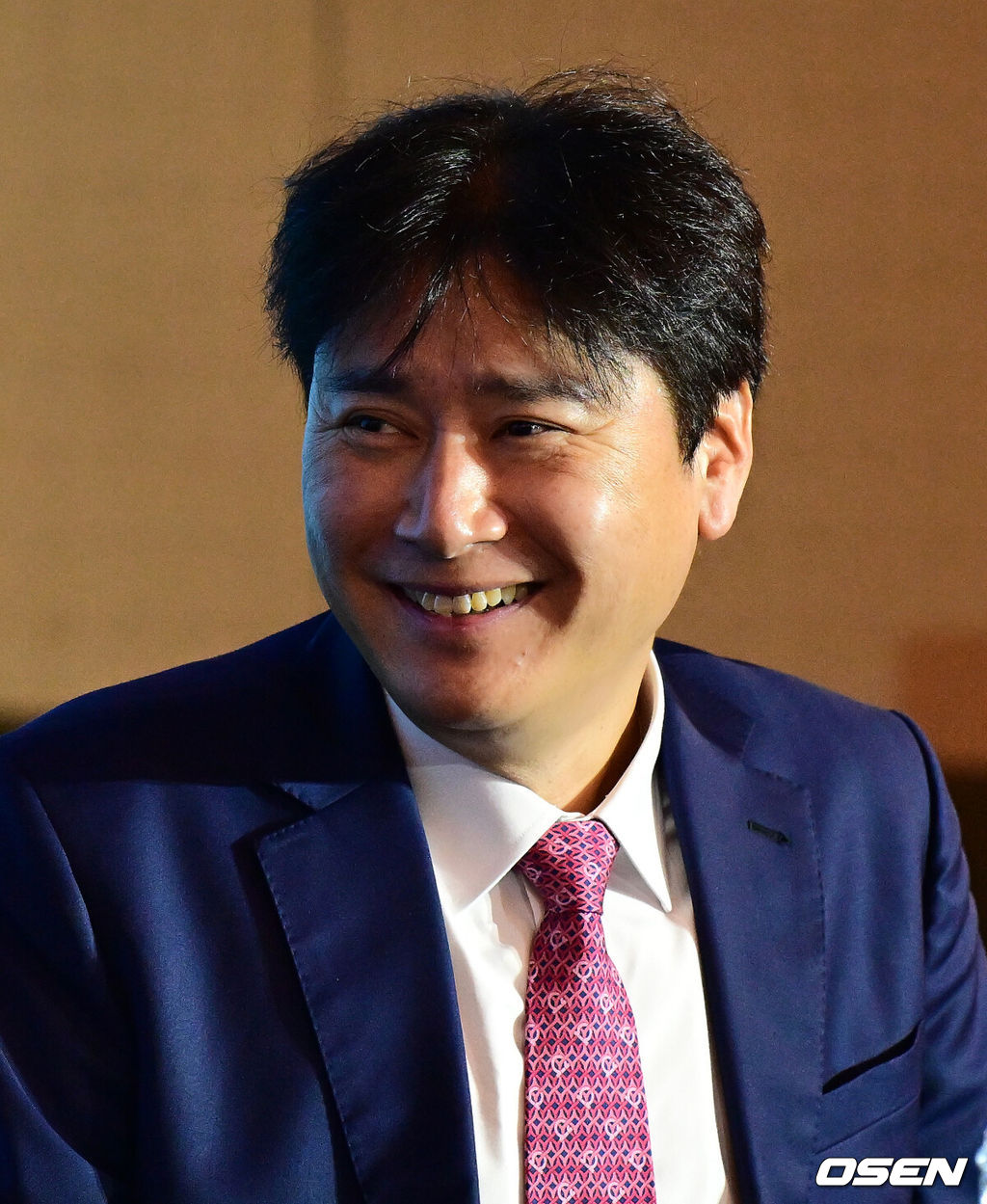 2026-2027 시즌 프로배구 여자부 미디어데이가 7일 서울 강남구 청담동 리베라호텔에서 열렸다.‘HK흥국금융 2026~2027 V-리그’는 오는 10월 31일 개막한다. 남자부 대한항공-현대캐피탈, 여자부 GS칼텍스-한국도로공사의 개막전을 시작으로 6개월간의 대장정에 돌입한다.정관장 권순찬 감독이 간담회를 하고 있다. 2026.10.07 / jpnews@osen.co.kr