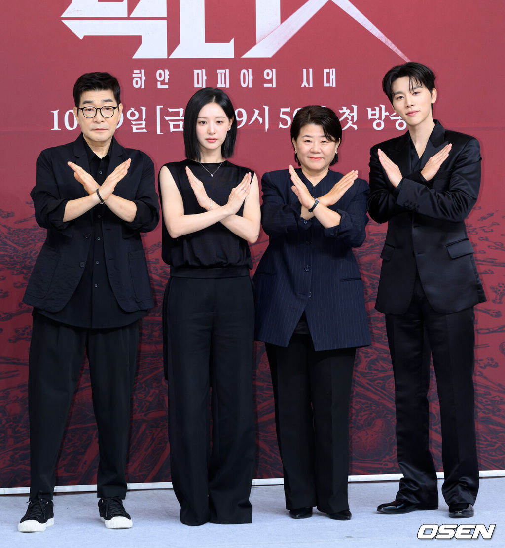 7일 오후 서울 목동SBS에서 SBS 금토드라마 ‘닥터X : 하얀 마피아의 시대’ 제작발표회가 열렸다.‘닥터X : 하얀 마피아의 시대’(연출 이정림, 극본 편성근, 제작 스튜디오S·스튜디오드래곤·하이지음스튜디오)는 실패도, 타협도 모르는 천재적인 수술 실력으로 거대한 부조리를 깨부수는 ‘수술방의 미친 계’, 닥터X 계수정의 활약을 그린 사이다 메디컬 느와르로 10월 9일 오후 9시 50분 첫 방송된다.배우 손현주, 김지원, 이정은, 김우석이 포토타임을 가지고 있다. 2026.10.07 /sunday@osen.co.kr
