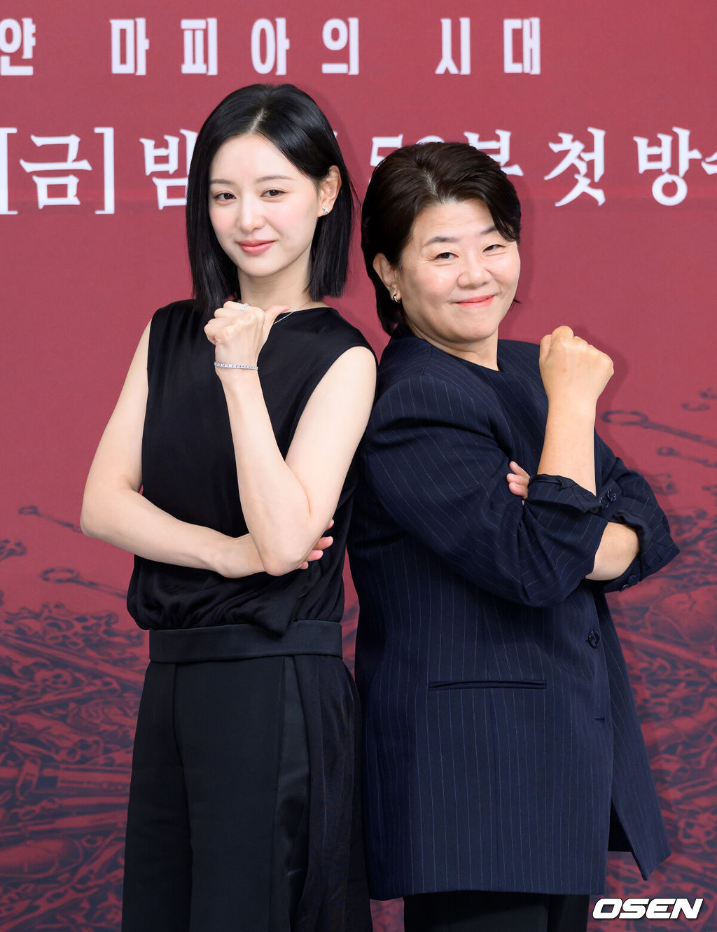 7일 오후 서울 목동SBS에서 SBS 금토드라마 ‘닥터X : 하얀 마피아의 시대’ 제작발표회가 열렸다.‘닥터X : 하얀 마피아의 시대’(연출 이정림, 극본 편성근, 제작 스튜디오S·스튜디오드래곤·하이지음스튜디오)는 실패도, 타협도 모르는 천재적인 수술 실력으로 거대한 부조리를 깨부수는 ‘수술방의 미친 계’, 닥터X 계수정의 활약을 그린 사이다 메디컬 느와르로 10월 9일 오후 9시 50분 첫 방송된다.배우김지원, 이정은이 포토타임을 가지고 있다. 2026.10.07 /sunday@osen.co.kr
