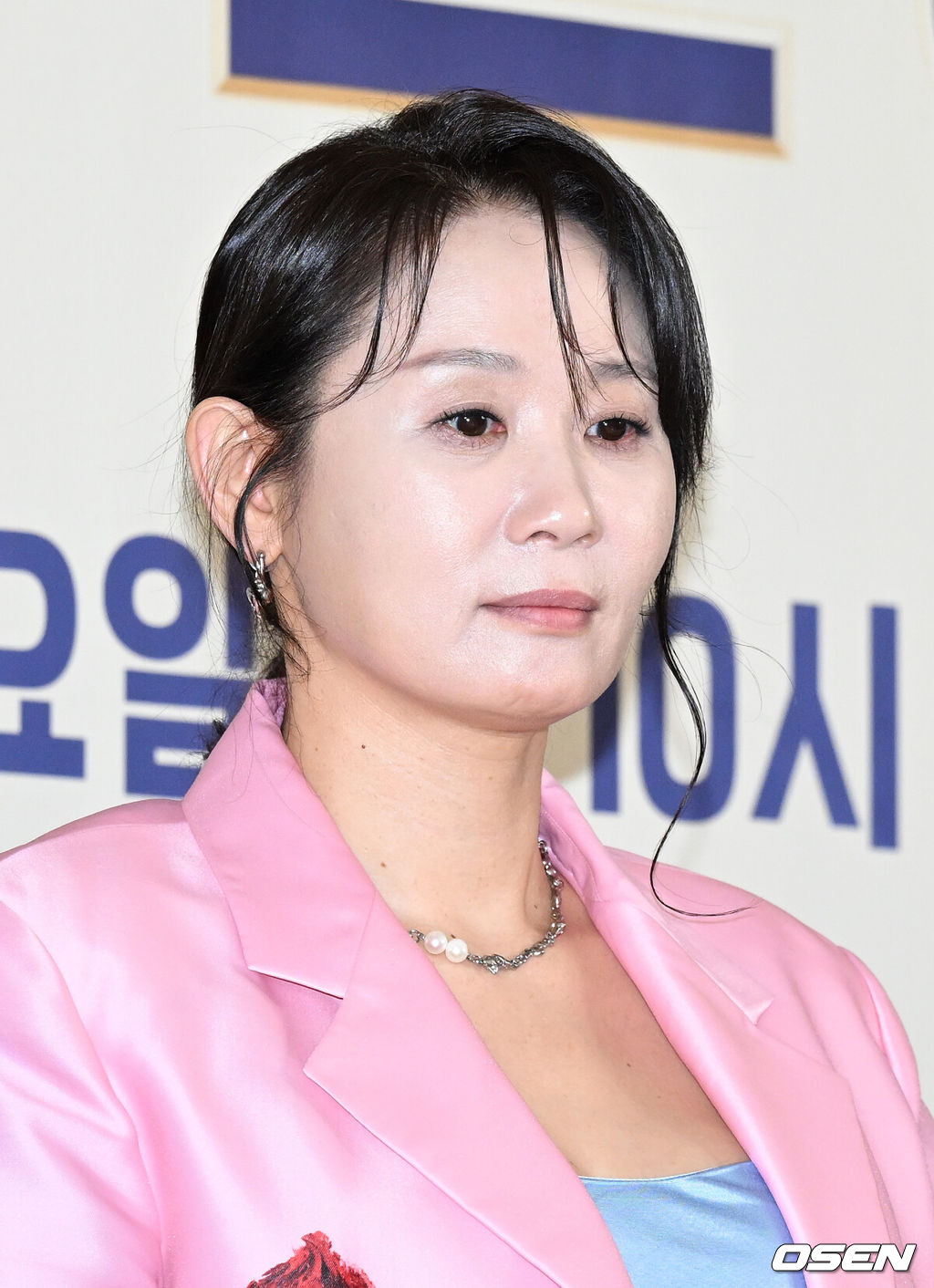 22일 오후 서울 마포구 스탠포드호텔코리아에서 JTBC 신규 예능 프로그램 ‘배우반상회’ 제작발표회가 열렸다.배우 김선영이 취재진의 질문을 듣고 있다.  2023.12.22 /sunday@osen.co.kr