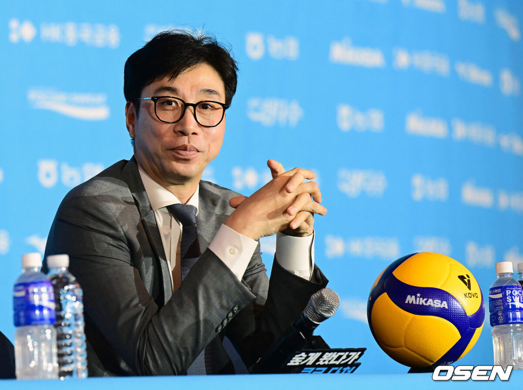 2026-2027 시즌 프로배구 여자부 미디어데이가 7일 서울 강남구 청담동 리베라호텔에서 열렸다.‘HK흥국금융 2026~2027 V-리그’는 오는 10월 31일 개막한다. 남자부 대한항공-현대캐피탈, 여자부 GS칼텍스-한국도로공사의 개막전을 시작으로 6개월간의 대장정에 돌입한다.SOOP 수퍼스 김세진 감독이 간담회를 하고 있다. 2026.10.07 / jpnews@osen.co.kr