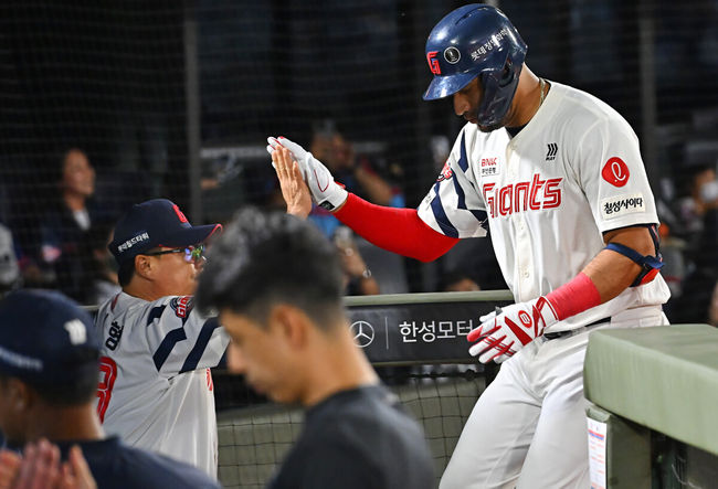 11일 부산 사직야구장에서 2026 신한 SOL KBO 리그 롯데 자이언츠와 KT 위즈의 경기가 열렸다. 홈팀 롯데는 김진욱이, 방문팀 KT는 로건이 선발 출전했다.롯데 자이언츠 레이예스가 3회말 2사 좌월 솔로 홈런을 치고 하이파이브를 하고 있다. 2026.09.11 / foto0307@osen.co.kr