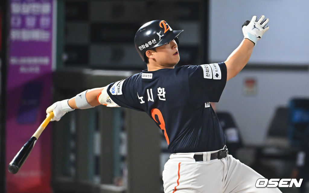 4일 부산 사직야구장에서 2026 신한 SOL KBO 리그 롯데 자이언츠와 한화 이글스의 경기가 열렸다. 홈팀 롯데는 김진욱이, 방문팀 한화는 박준영이 선발 출전했다.한화 이글스 노시환이 7회초 1사 1,2루 좌중간 1타점 2루타를 치고 있다. 2026.09.04 / foto0307@osen.co.kr