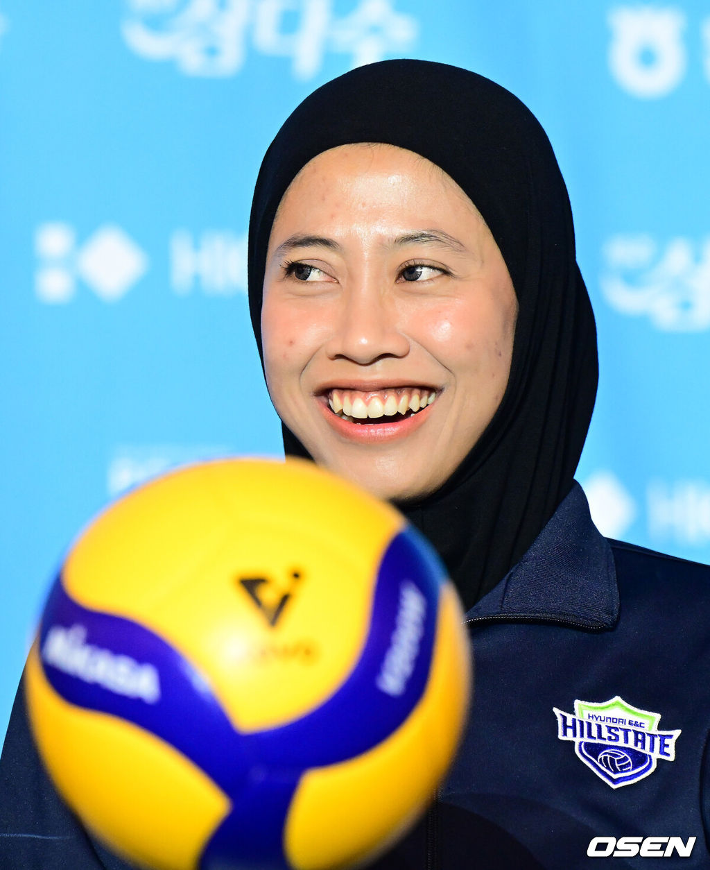 2026-2027 시즌 프로배구 여자부 미디어데이가 7일 서울 강남구 청담동 리베라호텔에서 열렸다.‘HK흥국금융 2026~2027 V-리그’는 오는 10월 31일 개막한다. 남자부 대한항공-현대캐피탈, 여자부 GS칼텍스-한국도로공사의 개막전을 시작으로 6개월간의 대장정에 돌입한다.현대건설 메가왓티 퍼티위가 간담회를 하고 있다. 2026.10.07 / jpnews@osen.co.kr