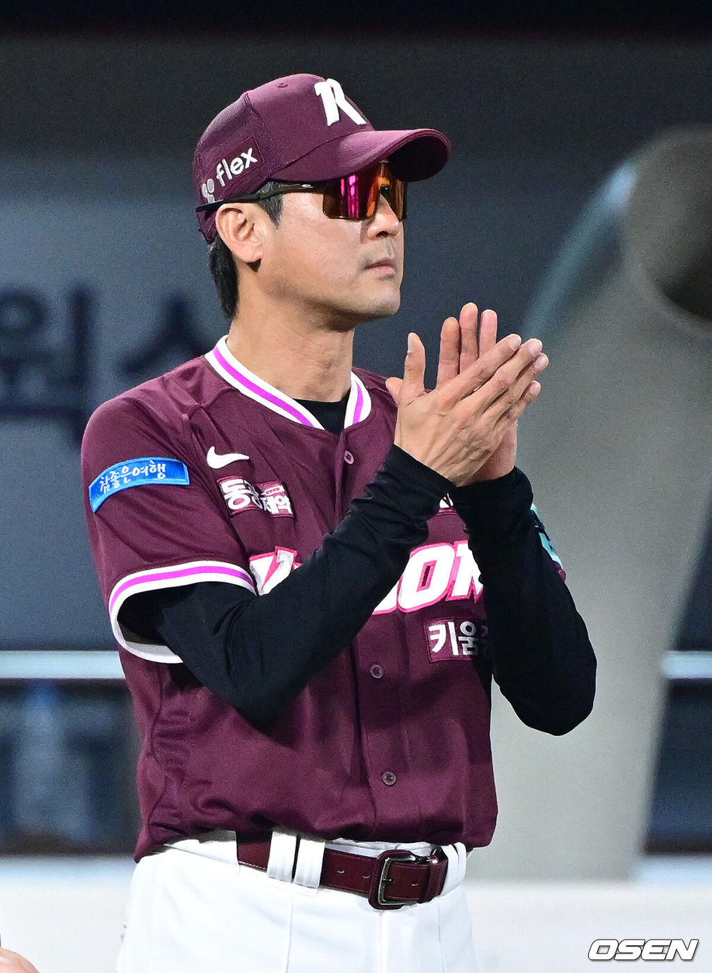 26일 경기도 수원 KT위즈파크에서 ‘2026 신한 SOL Bank KBO리그’ KT 위즈와 키움 히어로즈의 경기가 열렸다.이날 경기는 방문팀 키움이 10-1 대승을 거뒀다.경기를 마치고 승리한 키움 설종진 감독이 선수들을 맞이하며 박수를 보내고 있다. 2026.09.26 / dreamer@osen.co.kr