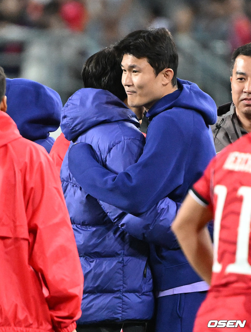 한국축구에 역사적인 날이다. 손흥민(34, LAFC)이 전설 차범근의 A매치 최다골 기록을 넘었다. 로베르트 모레노 감독이 이끄는 대한민국 축구대표팀은 6일 오후 8시 용인미르스타디움에서 개최되는 친선전에서 우즈베키스탄을 상대로 손흥민의 선제골과 오세훈의 추가골이 터져 2-0 완승을 거뒀다. 경기 종료 후 대한민국 김민재가 선수들과 승리의 기쁨을 나누고 있다. 2026.10.06 /sunday@osen.co.kr