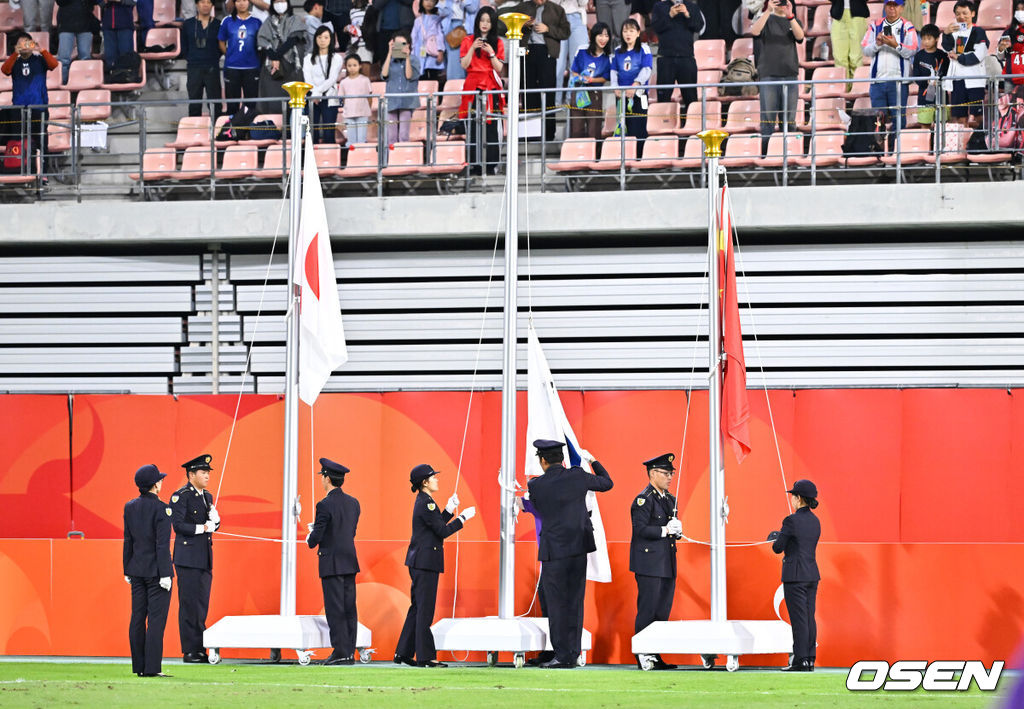 미쳤다! 엄지성(24, 스완지 시티)이 결승골로 한국축구를 살렸다. 이민성 감독이 이끄는 U23 남자축구대표팀은 3일 오후 7시 30분 나고야 스타디움에서 개최된 아이치-나고야 아시안게임 2026 결승전에서 엄지성의 결승골이 터져 숙적 일본을 1-0으로 제압했다. 시상식에서 태극기가 게양되지 못하고 있다.      2026.10.03 /  soul1014@osen.co.kr