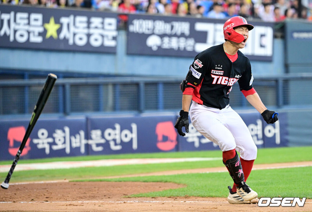 5일 서울 잠실야구장에서 ‘2026 신한 SOL Bank KBO리그’ LG 트윈스와 KIA 타이거즈의 경기가 열렸다.홈팀 LG는 앤더스 톨허스트, 방문팀 KIA는 애덤 올러를 선발로 내세웠다.7회초 1사 주자없는 상황 KIA 박재현이 유격수 직선타를 치며 아쉬워하고 있다. 2026.10.05 / dreamer@osen.co.kr