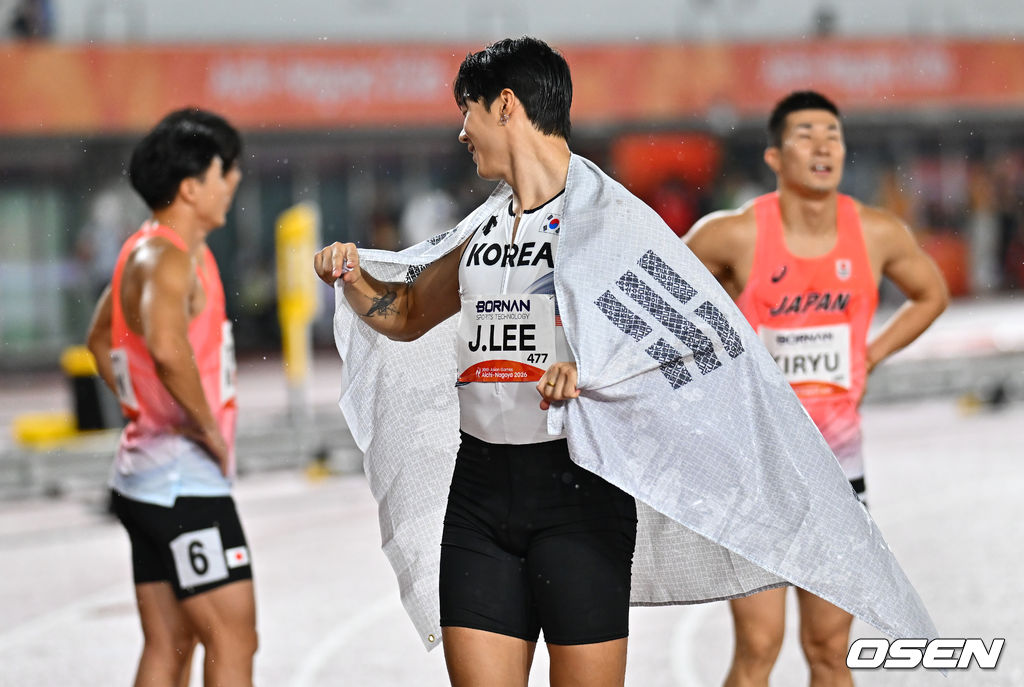 한국 육상 남자 400m 계주 대표팀이 한국 신기록까지 갈아치우며 값진 동메달을 목에 걸었다.28일 일본 나고야 미즈호공원 육상경기장에서 열린 2026 아이치·나고야 아시안게임 육상 남자 400m 계주 결선에서 38초43으로 결승선을 통과했다. 한국은 38초17을 기록한 중국과 39초32의 대만에 이어 3위에 올라 동메달을 차지했다. 동메달을 차지한 한국 육상 남자 400m 계주 대표팀 이재성이 에이티즈 산 배드 챌린지를 추고 있다.   2026.09.28 / soul1014@osen.co.kr