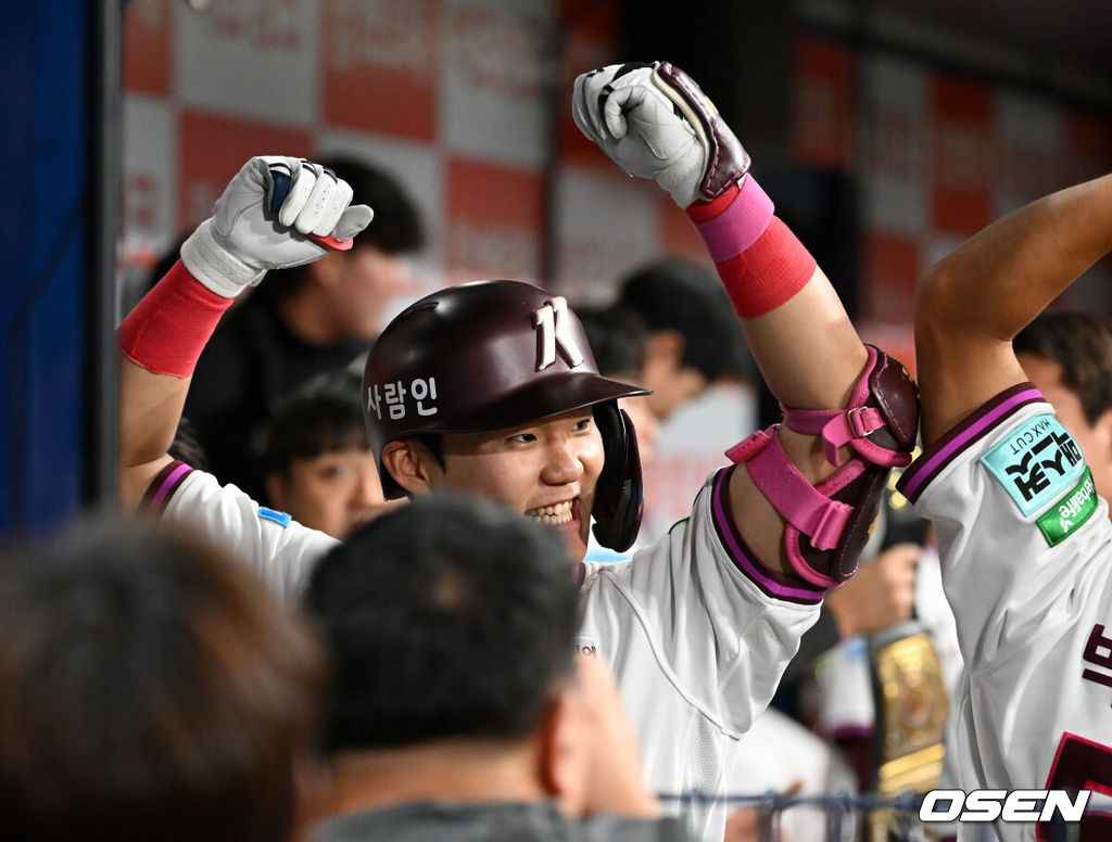 7일 서울 고척스카이돔에서 2026 신한 SOL KBO리그 키움 히어로즈와 한화 이글스의 경기가 열렸다.이날 키움은 김성진, 한화는 정우주를 선발로 내세웠다.4회말 무사에서 키움 박찬혁이 좌월 솔로 홈런을 치고 더그아웃에서 환호하고 있다. 2026.10.07 /sunday@osen.co.kr