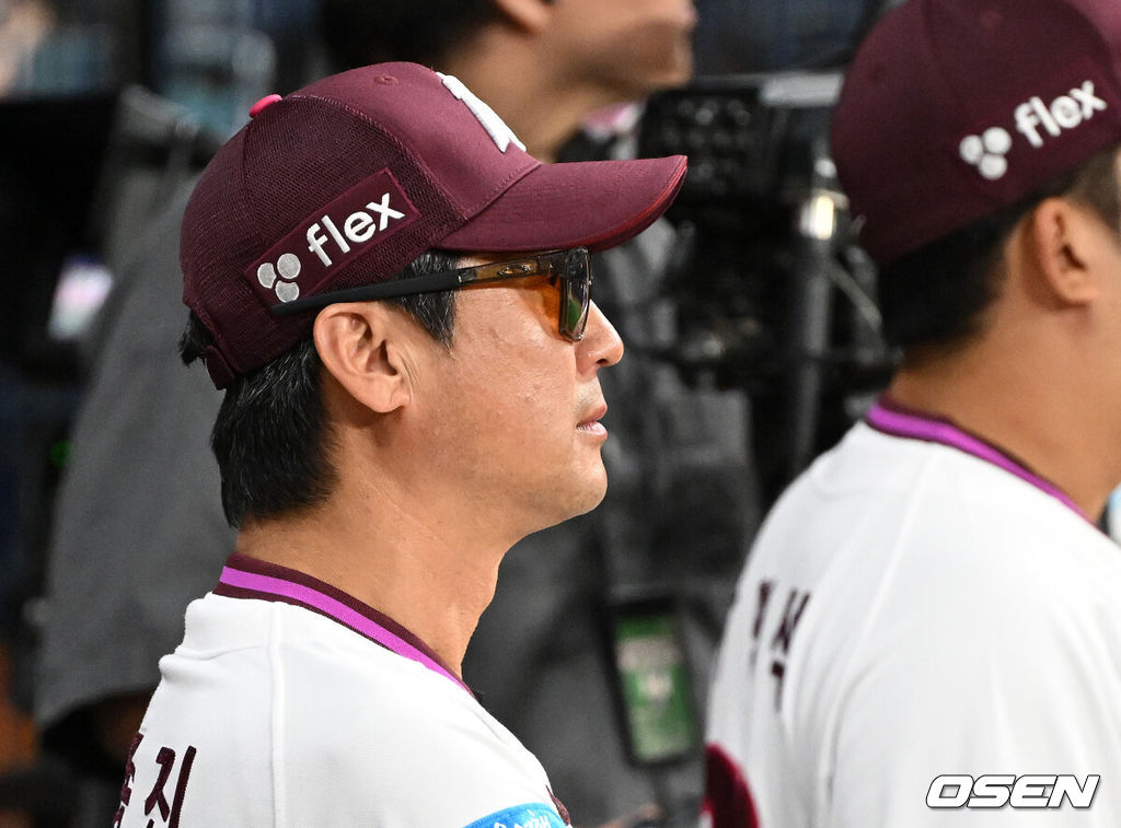 7일 서울 고척스카이돔에서 2026 신한 SOL KBO리그 키움 히어로즈와 한화 이글스의 경기가 열렸다.이날 키움은 김성진, 한화는 정우주를 선발로 내세웠다.키움 설종진 감독이 그라운드를 바라보고 있다. 2026.10.07 /sunday@osen.co.kr