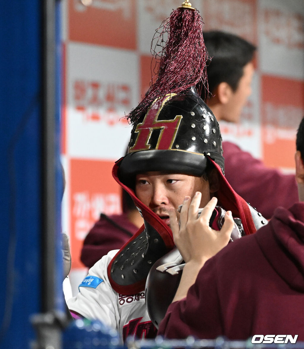 7일 서울 고척스카이돔에서 2026 신한 SOL KBO리그 키움 히어로즈와 한화 이글스의 경기가 열렸다.이날 키움은 김성진, 한화는 정우주를 선발로 내세웠다.5회말 무사 1루에서 키움 히우라가 좌월 투런 홈런을 치고 더그아웃에서 동료들과 환호하고 있다. 2026.10.07 /sunday@osen.co.kr