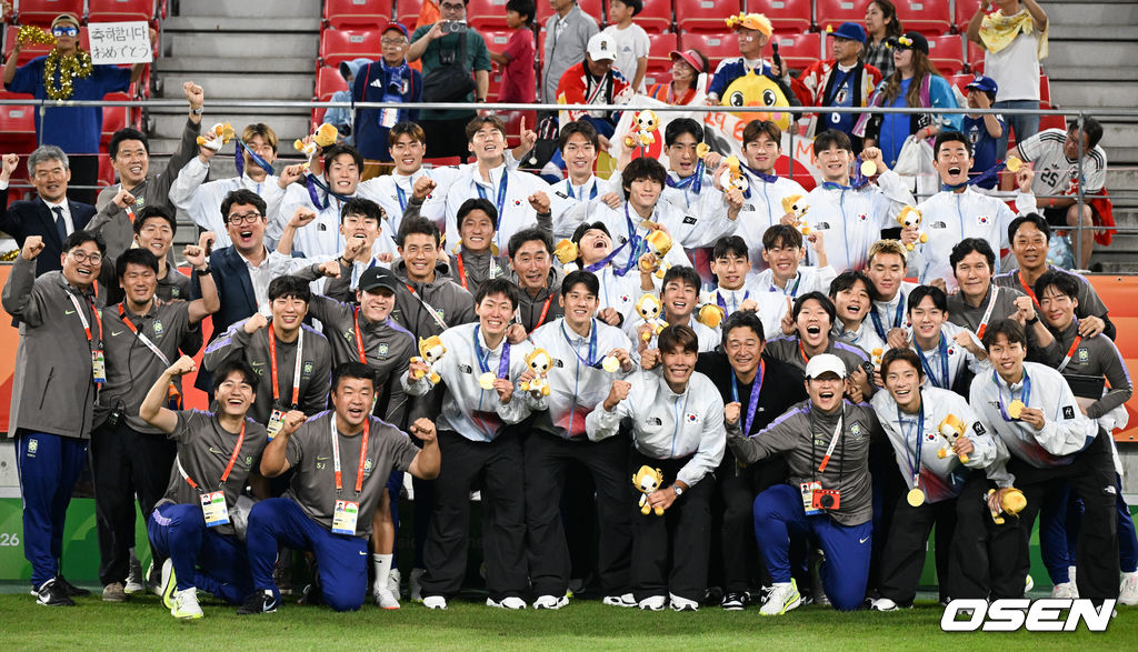 미쳤다! 엄지성(24, 스완지 시티)이 결승골로 한국축구를 살렸다. 이민성 감독이 이끄는 U23 남자축구대표팀은 3일 오후 7시 30분 나고야 스타디움에서 개최된 아이치-나고야 아시안게임 2026 결승전에서 엄지성의 결승골이 터져 숙적 일본을 1-0으로 제압했다. 시상식에서 축구대표팀이 포즈를 취하고 있다.     2026.10.03 /  soul1014@osen.co.kr