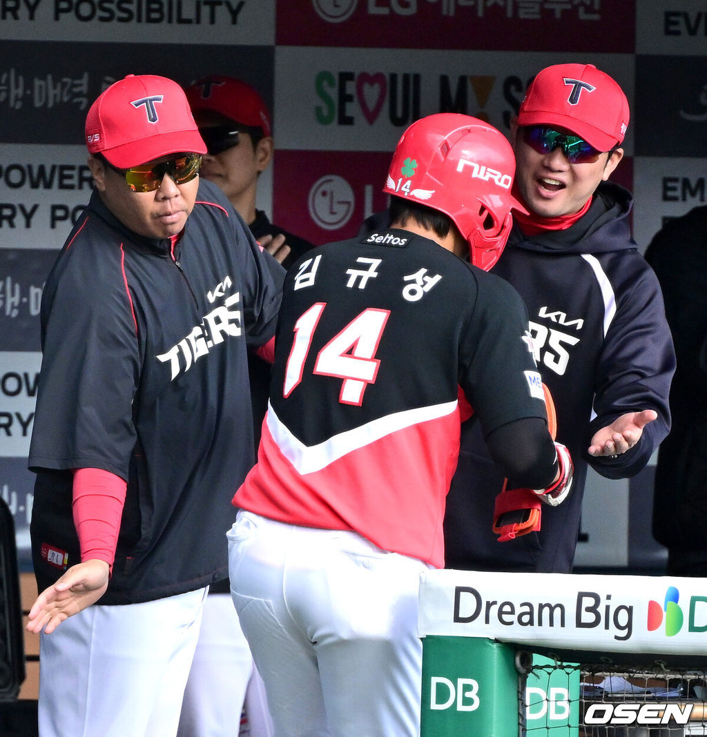 5일 서울 잠실야구장에서 ‘2026 신한 SOL Bank KBO리그’ LG 트윈스와 KIA 타이거즈의 경기가 열렸다.홈팀 LG는 앤더스 톨허스트, 방문팀 KIA는 애덤 올러를 선발로 내세웠다.4회초 1사 2, 3루 상황 KIA 김호령이 추격의 2타점 적시타 때 홈을 밟은 김규성이 이범호 감독과 인사를 나누고 있다. 2026.10.05 / dreamer@osen.co.kr