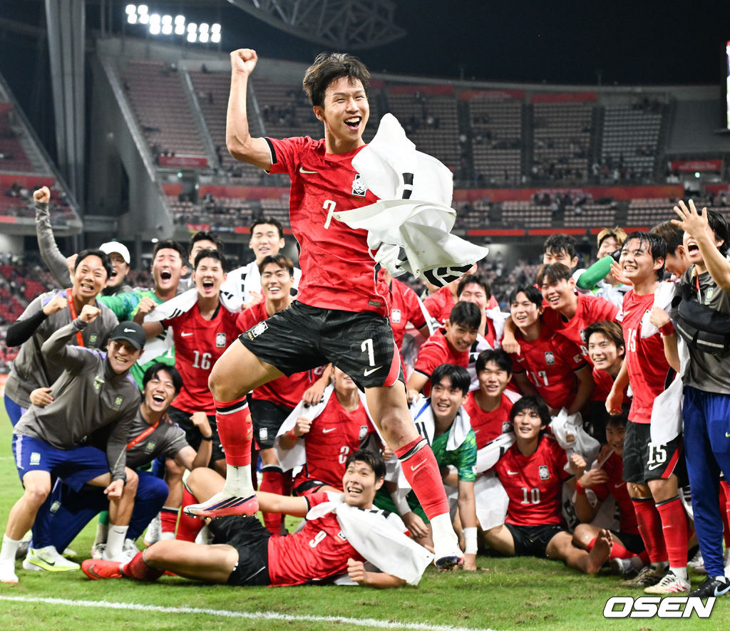 미쳤다! 엄지성(24, 스완지 시티)이 결승골로 한국축구를 살렸다. 이민성 감독이 이끄는 U23 남자축구대표팀은 3일 오후 7시 30분 나고야 스타디움에서 개최된 아이치-나고야 아시안게임 2026 결승전에서 엄지성의 결승골이 터져 숙적 일본을 1-0으로 제압했다. 결승골 주인공 엄지성이 카메라 향해 날아오르고 있다.      2026.10.03 /  soul1014@osen.co.kr