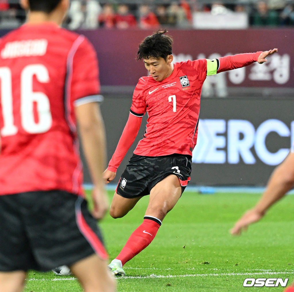 로베르트 모레노 감독이 이끄는 대한민국 축구 대표팀과 우즈베키스탄의 경기가 6일 용인미르스타디움에서 열렸다.이번 우즈베키스탄전은 로베르트 모레노 임시 감독 체제에서 치르는 9~10월 A매치 4연전의 마지막 경기다.앞선 3경기 성적은 1승 1무 1패. 우즈베키스탄을 상대로 수비 안정감을 이어가는 동시에 공격에서 얼마나 달라진 모습을 보여줄지가 관건이다.전반 대한민국 손흥민이 선제골을 성공시키고 있다. 2026.10.06 /sunday@osen.co.kr