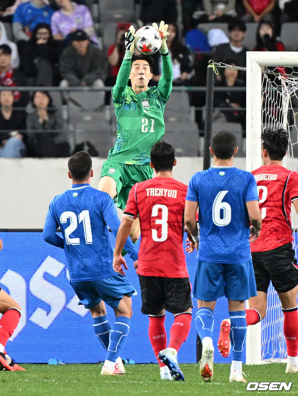 로베르트 모레노 감독이 이끄는 대한민국 축구 대표팀과 우즈베키스탄의 경기가 6일 용인미르스타디움에서 열렸다.이번 우즈베키스탄전은 로베르트 모레노 임시 감독 체제에서 치르는 9~10월 A매치 4연전의 마지막 경기다.앞선 3경기 성적은 1승 1무 1패. 우즈베키스탄을 상대로 수비 안정감을 이어가는 동시에 공격에서 얼마나 달라진 모습을 보여줄지가 관건이다.후반 대한민국 조현우가 패스를 차단하고 있다. 2026.10.06 /sunday@osen.co.kr