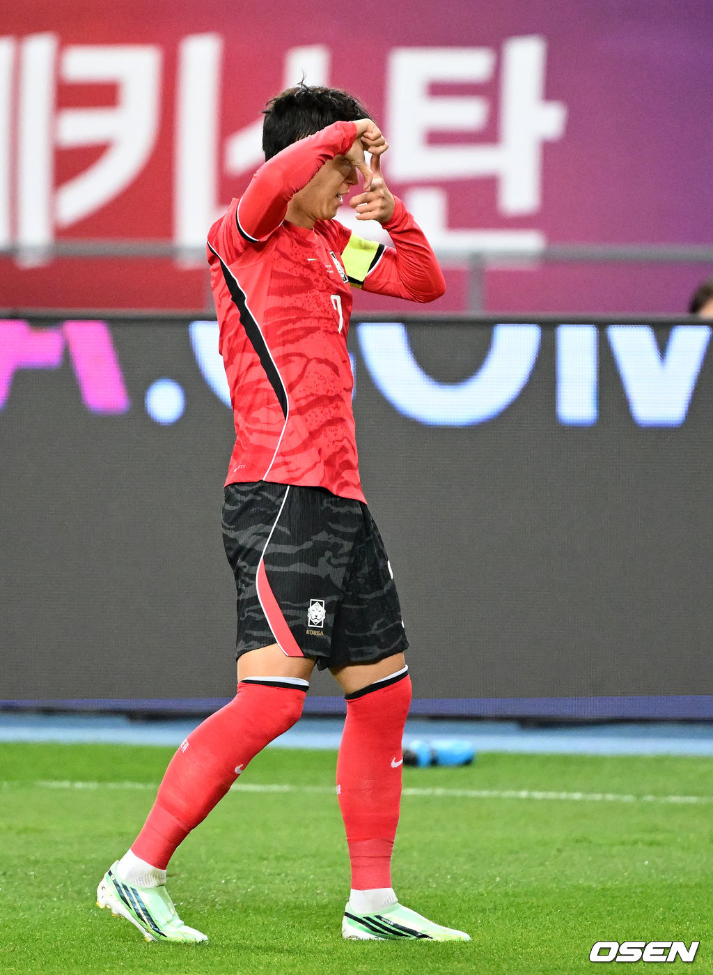 한국축구에 역사적인 날이다. 손흥민(34, LAFC)이 전설 차범근의 A매치 최다골 기록을 넘었다. 로베르트 모레노 감독이 이끄는 대한민국 축구대표팀은 6일 오후 8시 용인미르스타디움에서 개최되는 친선전에서 우즈베키스탄을 상대로 손흥민의 선제골과 오세훈의 추가골이 터져 2-0 완승을 거뒀다. 전반 선제골을 성공시킨 대한민국 손흥민이 환호하고 있다. 2026.10.06 /sunday@osen.co.kr