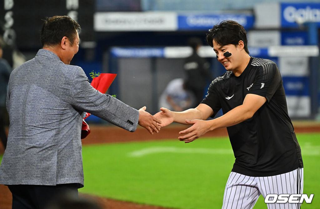 13일 대구삼성라이온즈파크에서 2026 신한 SOL KBO 리그 삼성 라이온즈와 LG 트윈스의 경기가 열렸다. 홈팀 삼성은 최원태가, 방문팀 LG는 임찬규가 선발 출전했다. LG 트윈스 임찬규가 개인 통산 100승 기록을 세우고 차명석 단장으로부터 축하 꽃다발을 받고 있다. 2026.09.13 / foto0307@osen.co.kr