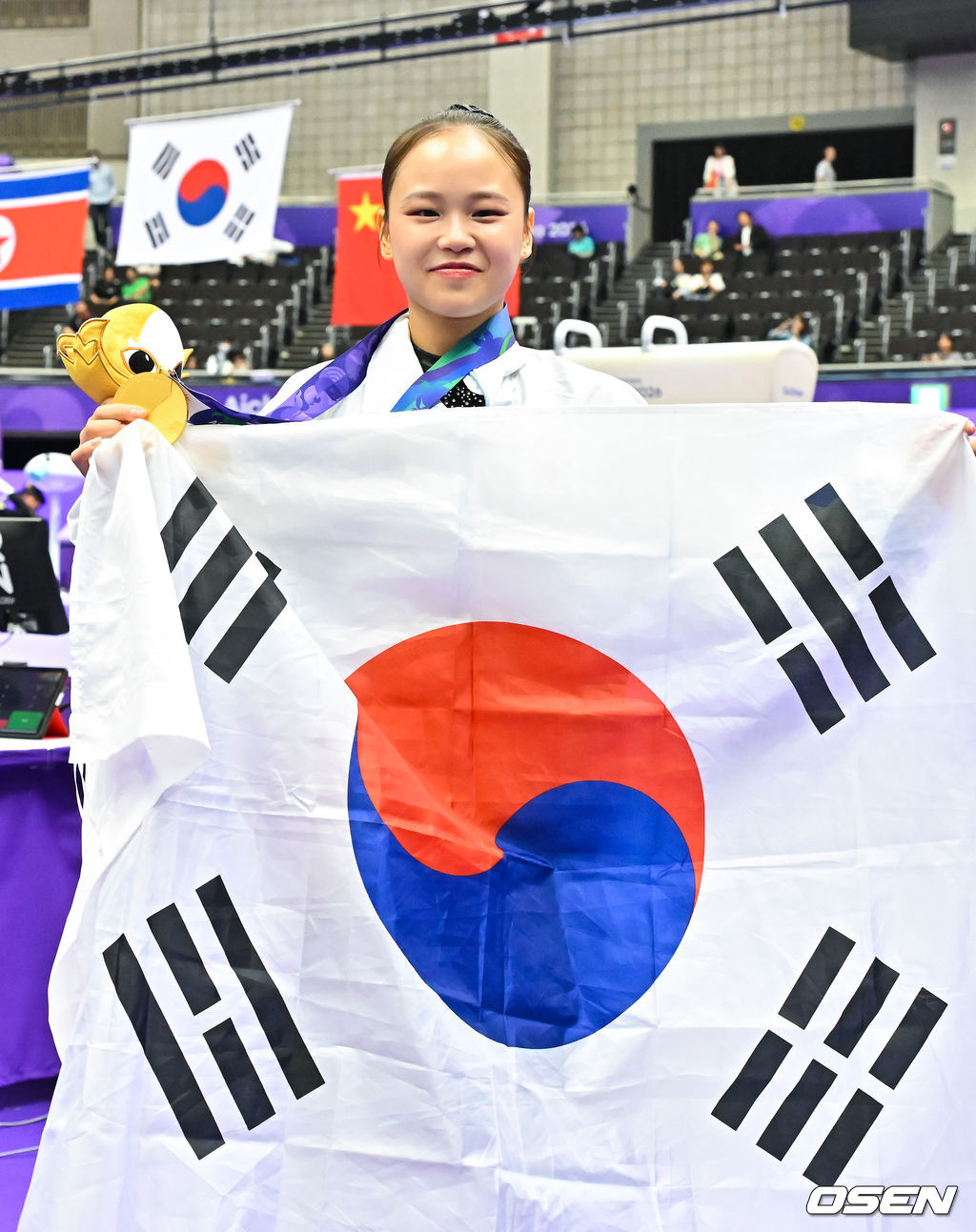 여서정이 24일 일본 나고야시 종합체육관에서 열린 2026 아이치·나고야 아시안게임 여자 도마 결선에서 평균 14.483점으로 안창옥을 제치고 금메달을 차지했다.이로써 2018년 대회에 이어 개인 통산 두 번째 금메달을 획득하며, 한국 여자 체조 최초로 아시안게임 금메달 2개를 보유한 선수가 됐다.시상식 후 여서정이 포즈를 취하고 있다. 2026.09.24 / soul1014@osen.co.kr