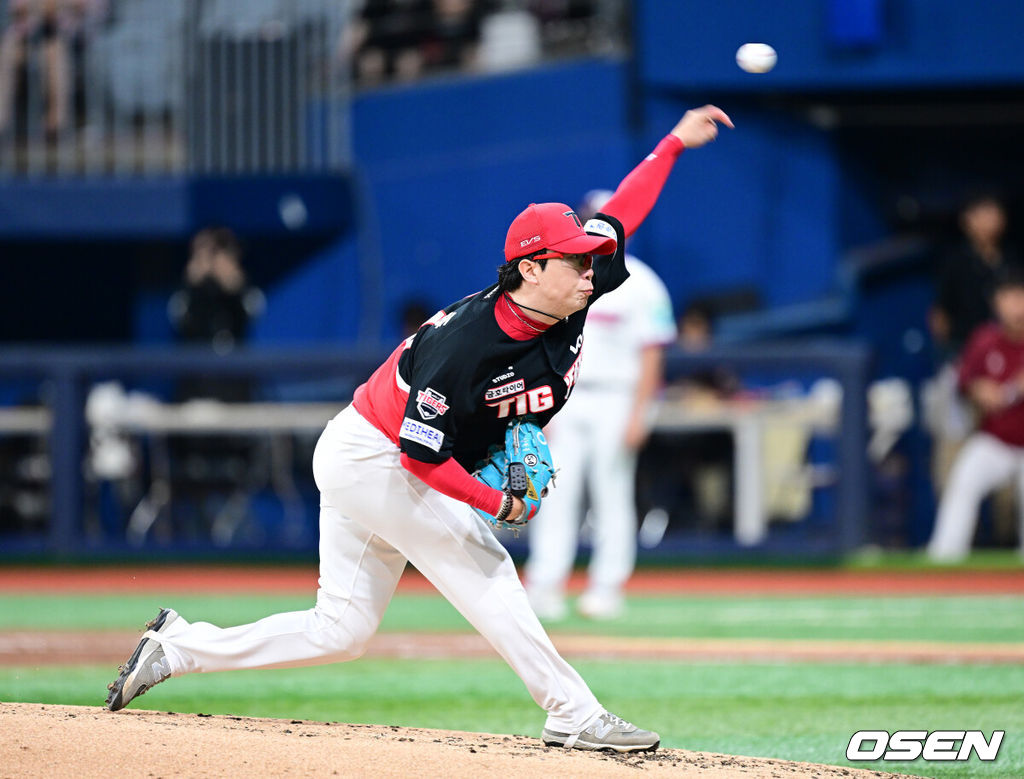 21일 서울 고척스카이돔에서 ‘2026 신한 SOL Bank KBO리그’ 키움 히어로즈와 KIA 타이거즈의 경기가 열렸다.이날 경기는 걸그룹 UDTT(우당탕탕 소녀단)이 시구 및 경기 전 공연을 펼치며 야구장을 뜨겁게 달궜다.5회말 키움 타선을 상대로 KIA 선발 양현종이 힘차게 공을 뿌리고 있다. 양현종은 이날 경기에서 개인 통산 13시즌 연속 100이닝 이상 피칭을 달성했다. 2026.08.21 / dreamer@osen.co.kr