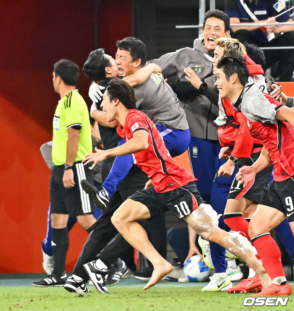 미쳤다! 엄지성(24, 스완지 시티)이 결승골로 한국축구를 살렸다. 이민성 감독이 이끄는 U23 남자축구대표팀은 3일 오후 7시 30분 나고야 스타디움에서 개최된 아이치-나고야 아시안게임 2026 결승전에서 엄지성의 결승골이 터져 숙적 일본을 1-0으로 제압했다. 이민성 감독이 기뻐하고 있다.   2026.10.03 /  soul1014@osen.co.kr