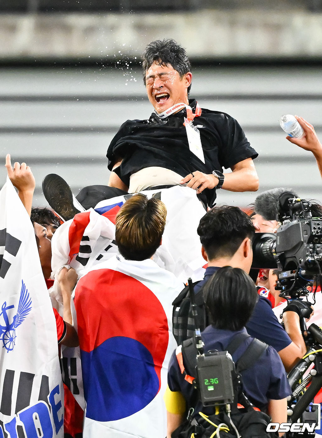 미쳤다! 엄지성(24, 스완지 시티)이 결승골로 한국축구를 살렸다. 이민성 감독이 이끄는 U23 남자축구대표팀은 3일 오후 7시 30분 나고야 스타디움에서 개최된 아이치-나고야 아시안게임 2026 결승전에서 엄지성의 결승골이 터져 숙적 일본을 1-0으로 제압했다. 축구대표팀 이민성 감독이 헹가래를 받고 있다     2026.10.03 /  soul1014@osen.co.kr