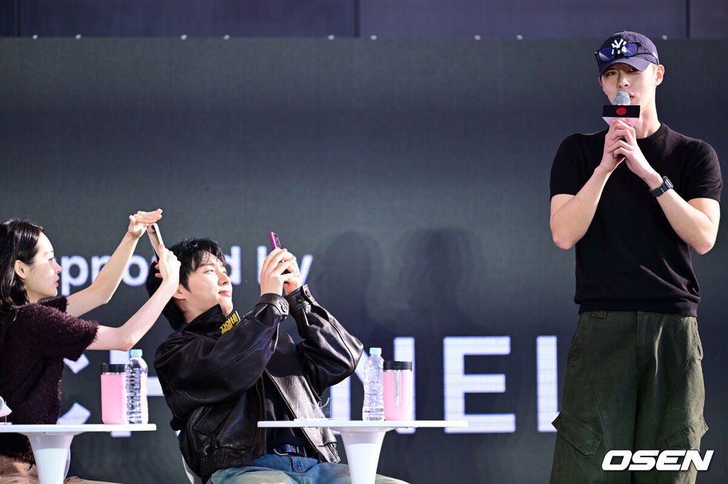 8일 부산 우동 영화의전당 루프씨어터에서 ‘제31회 부산국제영화제’의 ‘꿀알바’(감독 김다민) 오픈 토크가 열렸다.올해로 31회째를 맞은 부산국제영화제는 오는 15일까지 이어진다. 올해 영화제에서는 59개국 316편의 작품이 관객들과 만난다.군 복무 중인 배우 이재욱이 휴가를 내 오픈 토크 행사에 방문해 인사말을 전하고 있다. 2026.10.08 / dreamer@osen.co.kr