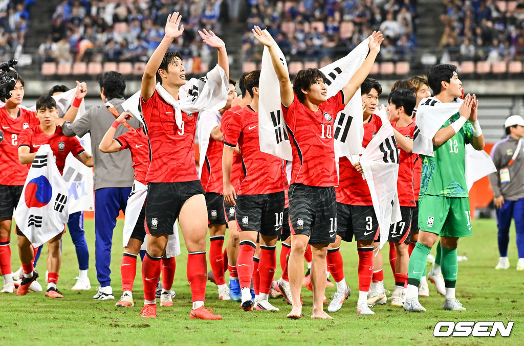 미쳤다! 엄지성(24, 스완지 시티)이 결승골로 한국축구를 살렸다. 이민성 감독이 이끄는 U23 남자축구대표팀은 3일 오후 7시 30분 나고야 스타디움에서 개최된 아이치-나고야 아시안게임 2026 결승전에서 엄지성의 결승골이 터져 숙적 일본을 1-0으로 제압했다. 축구대표팀이 팬들에게 인사를 하고 있다.     2026.10.03 /  soul1014@osen.co.kr