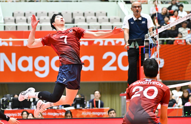  1일 일본 오카자키 중앙종합공원 체육관에서 2026 아이치·나고야 아시안게임 배구 한국과 이란의 8강 경기가 진행됐다.조 2위로 8강 진출에 성공한 한국 대표팀은 8강에서 디펜딩 챔피언 이란을 만나게 됐다.4세트 허수봉이 백어택 공격하고 있다.   2026.10.01 /  soul1014@osen.co.kr