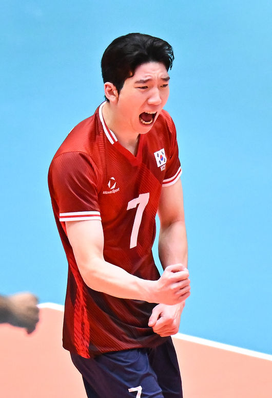 남자 배구대표팀이 2022 항저우 대회 챔피언 이란에 져 아시안게임 준결승 진출에 실패했다.이사나예 라미레스 감독이 이끄는 대표팀은 1일 일본 아이치현 오카자키 중앙종합공원 체육관에서 열린 2026 아이치·나고야 아시안게임 남자배구 8강 이란과 경기에서 풀세트 접전 끝 세트 점수 2-3(23-25 25-18 25-21 20-25 12-15)으로 패했다.1세트 허수봉이 서브에이스를 성공시킨뒤 환호하고 있다.      2026.10.01 /  soul1014@osen.co.kr