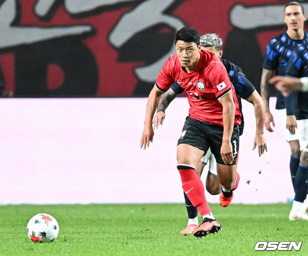로베르토 모레노 감독이 이끄는 한국 축구대표팀이 28일 서울월드컵경기장에서 우루과이와 A매치 경기를 가졌다.한국은 지난 24일 오현규, 손흥민, 이동경의 연속골이 터져 에콰도르를 3-0으로 제압했다. 모레노 감독은 한국대표팀 데뷔전에서 승리를 신고했다. 전반 한국 황희찬이 드리블 돌파를 하고 있다. 2026.09.28 / sunday@osen.co.kr