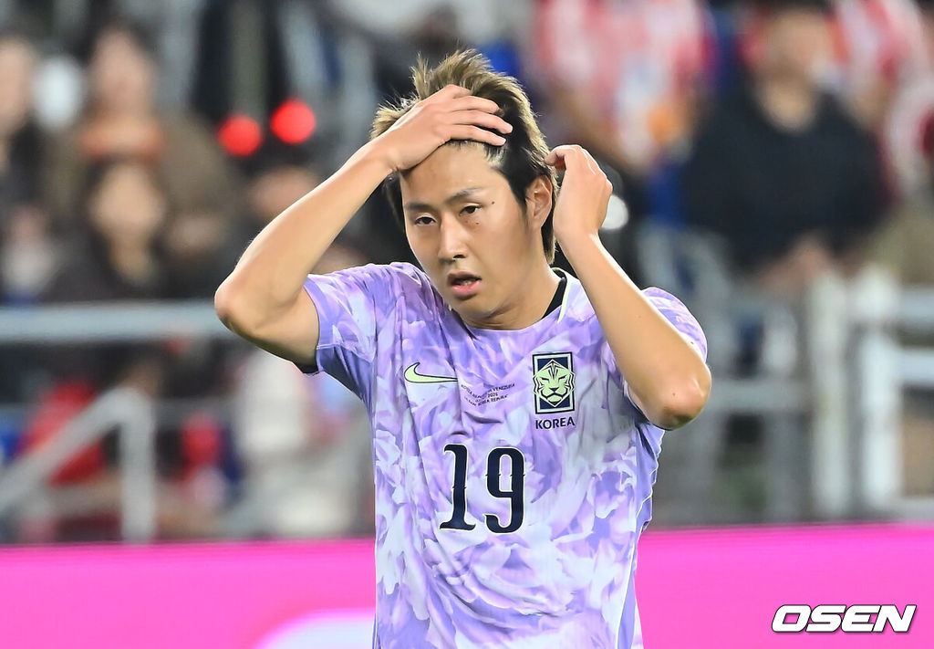 2일 울산문수축구경기장에서 대한민국과 베네수엘라의 친선경기가 열렸다.에콰도르전 3-0 완승과 우루과이전 1-4 대패로 극명한 경기력을 보인 ‘모레노호’가 베네수엘라전에서 전술적 유연성을 앞세워 빠르게 문제점을 보완했는지 시험대에 올랐다.대한민국 이강인이 경기가 안풀리는 듯 머리를 넘기고 있다. 2026.10.02 / foto0307@osen.co.kr