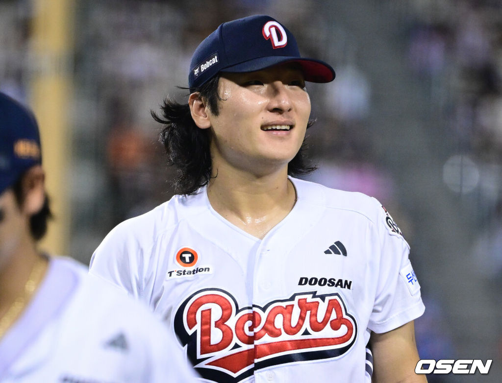 23일 서울 잠실야구장에서 2026 신한 SOL KBO리그 두산 베어스와 롯데 자이언츠의 경기가 열렸다.두산은 곽빈, 롯데는 박세웅이 선발로 나섰다.6회초 이닝을 마친 두산 곽빈이 미소를 지으며 더그아웃으로 향하고 있다. 2026.08.23 /cej@osen.co.kr