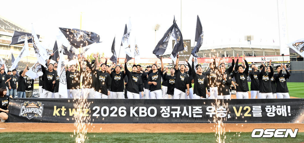 2026 프로야구 정규시즌 우승팀은 KT 위즈다. 프로야구 KT 위즈는 5일 수원KT위즈파크에서 열린 2026 신한 SOL KBO리그 롯데 자이언츠와의 시즌 마지막 맞대결(16차전)에서 9-0으로 승리했다. KT가 정규시즌 우승을 기뻐하고 있다. 2026.10.05 /cej@osen.co.kr
