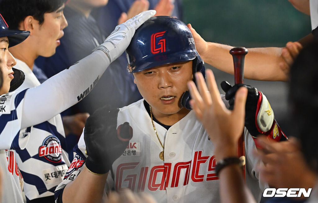 18일 부산 사직야구장에서 2026 신한 SOL KBO 리그 롯데 자이언츠와 NC 다이노스의 경기가 열렸다. 홈팀 롯데는 로드리게스가, 방문팀 NC는 이재학이 선발 출전했다.롯데 자이언츠 한동희가 2회말 좌중월 솔로 홈런을 치고 하이파이브를 하고 있다. 2026.09.18 / foto0307@osen.co.kr