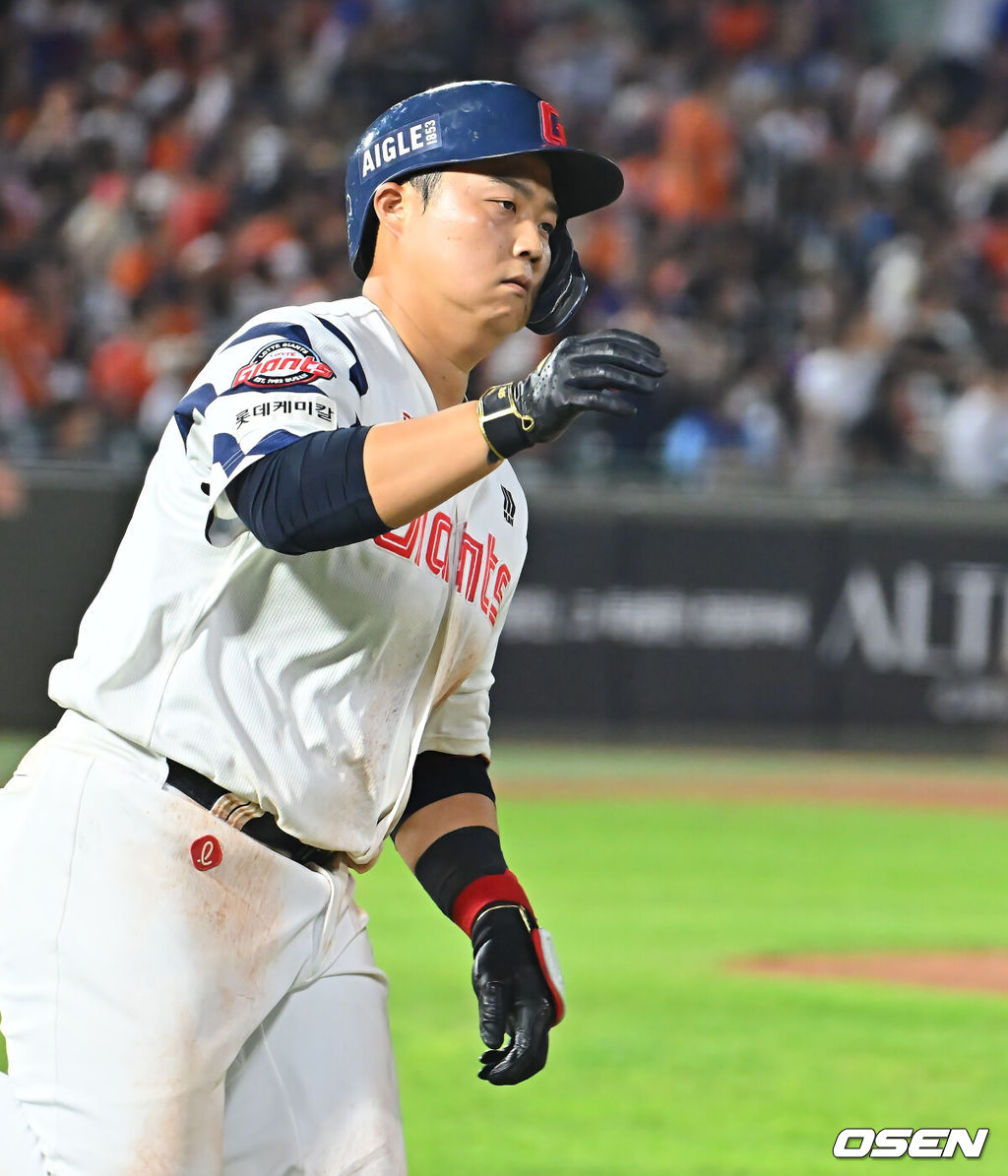 4일 부산 사직야구장에서 2026 신한 SOL KBO 리그 롯데 자이언츠와 한화 이글스의 경기가 열렸다. 홈팀 롯데는 김진욱이, 방문팀 한화는 박준영이 선발 출전했다.롯데 자이언츠 한동희가 5회말 2사 1,3루 좌월 3점 홈런을 치고 하이파이브를 하고 있다. 2026.09.04 / foto0307@osen.co.kr