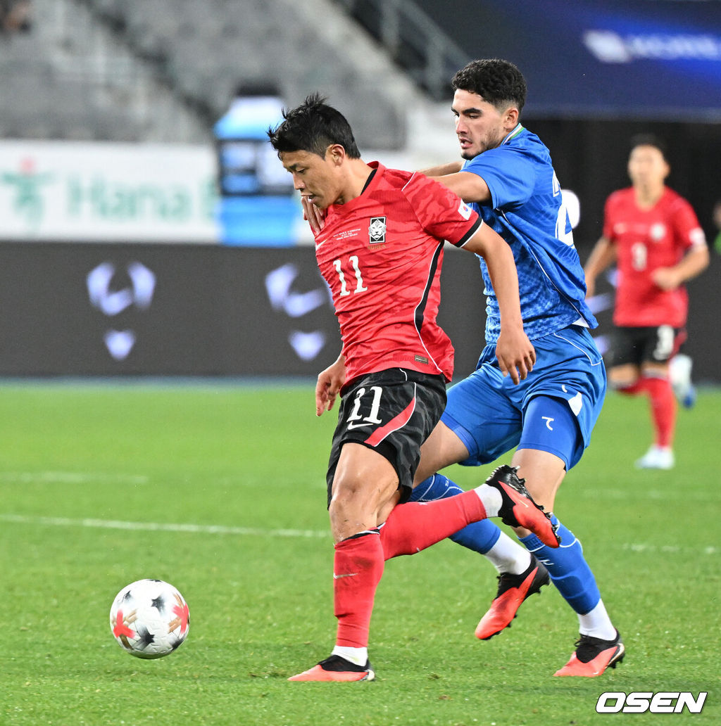 한국축구에 역사적인 날이다. 손흥민(34, LAFC)이 전설 차범근의 A매치 최다골 기록을 넘었다. 로베르트 모레노 감독이 이끄는 대한민국 축구대표팀은 6일 오후 8시 용인미르스타디움에서 개최되는 친선전에서 우즈베키스탄을 상대로 손흥민의 선제골과 오세훈의 추가골이 터져 2-0 완승을 거뒀다. 후반 대한민국 황희찬이 드리블 돌파를 하고 있다. 2026.10.06 /sunday@osen.co.kr