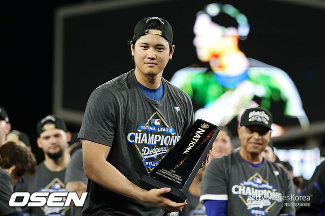 [사진] LA 다저스 오타니 쇼헤이가 2025 NLCS MVP 트로피를 받고 있다. ⓒGettyimages(무단전재 및 재배포 금지)