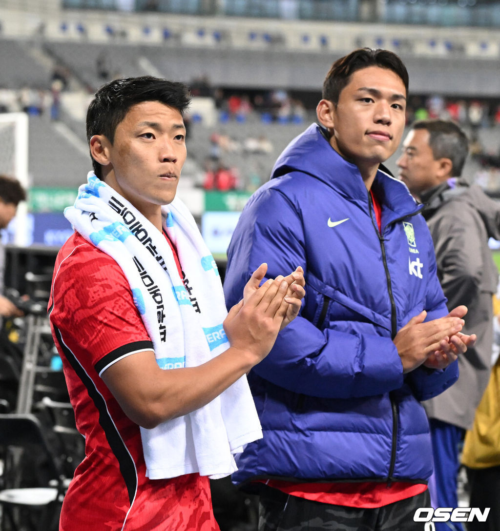 한국축구에 역사적인 날이다. 손흥민(34, LAFC)이 전설 차범근의 A매치 최다골 기록을 넘었다. 로베르트 모레노 감독이 이끄는 대한민국 축구대표팀은 6일 오후 8시 용인미르스타디움에서 개최되는 친선전에서 우즈베키스탄을 상대로 손흥민의 선제골과 오세훈의 추가골이 터져 2-0 완승을 거뒀다. 경기 종료 후 대한민국 황희찬, 오세훈이 관중석을 향해 인사를 하고 있다. 2026.10.06 /sunday@osen.co.kr