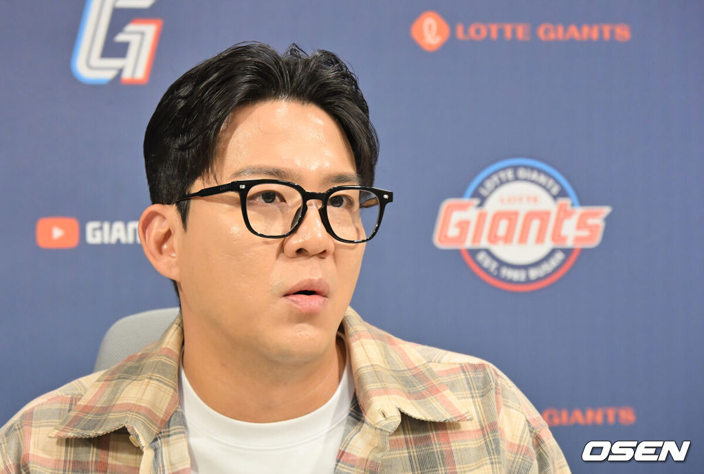 9일 부산 사직야구장에서 열린 2026 신한 SOL KBO 리그 롯데 자이언츠와 LG 트윈스의 경기에 앞서 롯데 김민성의 은퇴식이 열렸다. 2007년 신인 드래프트에서 롯데자이언츠의 2차 2라운드 지명을 받아 입단한 김민성은 KBO리그 20년간 통산 1844경기에서 타율 2할6푼6리, 1476안타 137홈런 772타점의 성적을 냈다.김민성이 은퇴식에 앞서 기자회견을 하고 있다. 2026.10.09 / foto0307@osen.co.kr