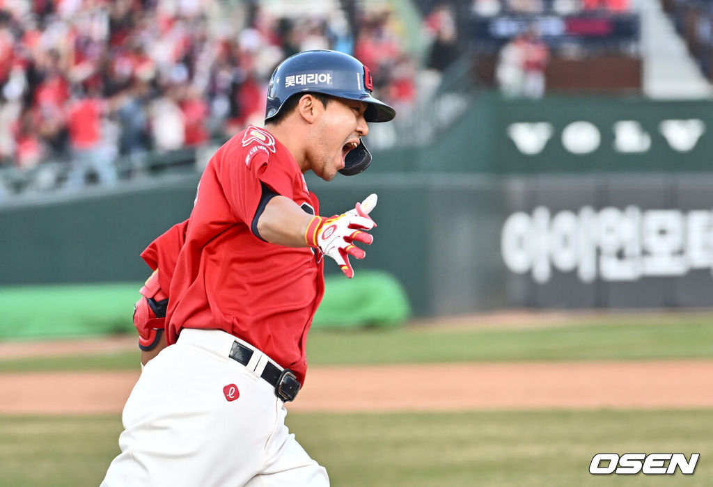 6일 부산 사직야구장에서 2025 신한 SOL 뱅크 KBO 리그 롯데 자이언츠와 두산 베어스의 경기가 열렸다. 홈팀 롯데는 데이비슨이, 방문팀 두산은 김유성이 선발로 출전했다.롯데 자이언츠 김민성이 7회말 1사 2,3루 좌월 3점 홈런을 치고 포효하고 있다. 2025.04.06 / foto0307@osen.co.kr