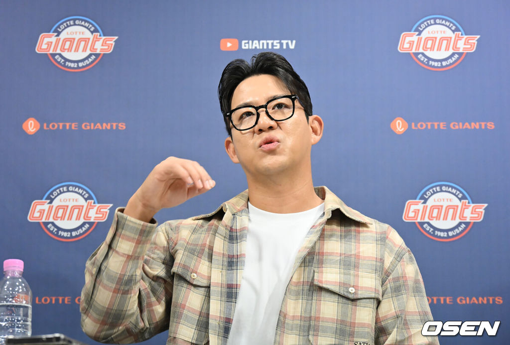 9일 부산 사직야구장에서 열린 2026 신한 SOL KBO 리그 롯데 자이언츠와 LG 트윈스의 경기에 앞서 롯데 김민성의 은퇴식이 열렸다. 2007년 신인 드래프트에서 롯데자이언츠의 2차 2라운드 지명을 받아 입단한 김민성은 KBO리그 20년간 통산 1844경기에서 타율 2할6푼6리, 1476안타 137홈런 772타점의 성적을 냈다.김민성이 은퇴식에 앞서 기자회견을 하고 있다. 2026.10.09 / foto0307@osen.co.kr