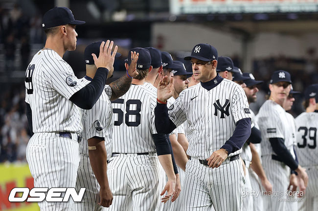 [사진] 뉴욕 양키스 애런 분 감독이 선수들과 하이파이브를 하고 있다. ⓒGettyimages(무단전재 및 재배포 금지)
