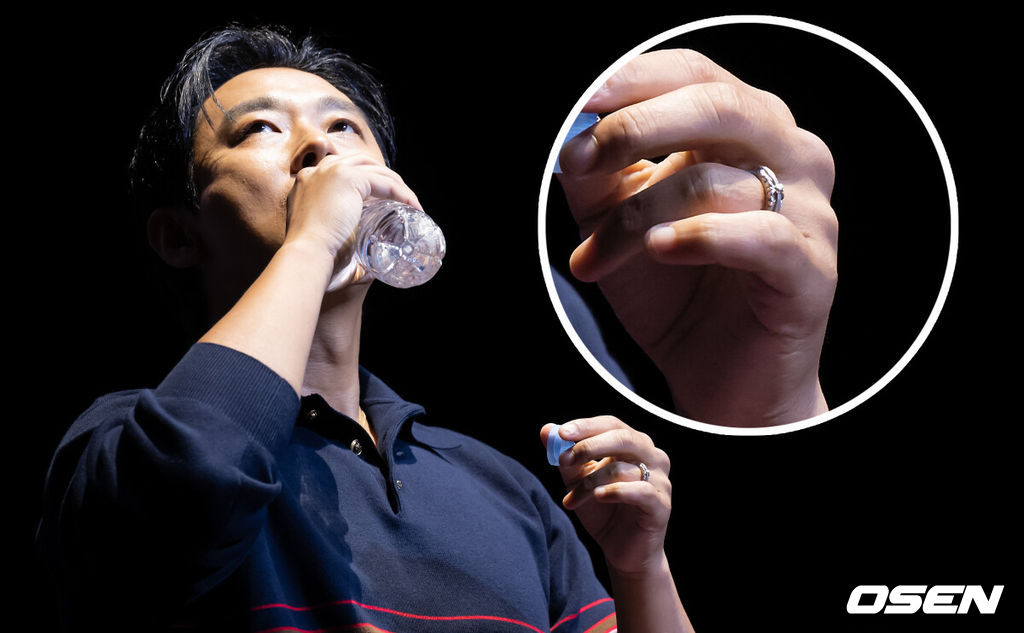 9일 부산 해운대구 신세계백화점 센텀시티 9층 문화홀에서 액터스 하우스 행사가 열렸다.올해로 31회째를 맞은 부산국제영화제는 오는 15일까지 이어진다. 올해 영화제에서는 59개국 316편의 작품이 관객들과 만난다.배우 주지훈이 목을 축이고 있다. 2026.10.09 /cej@osen.co.kr